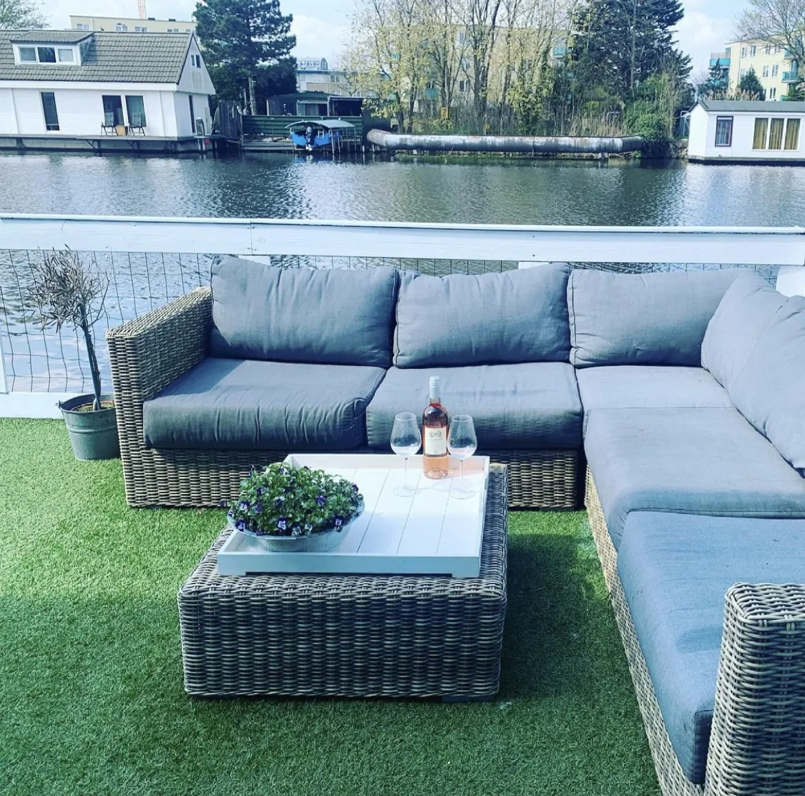 Amster Houseboat Bed without Breakfast – bed & breakfast in Amsterdam-Noord (foto 2)