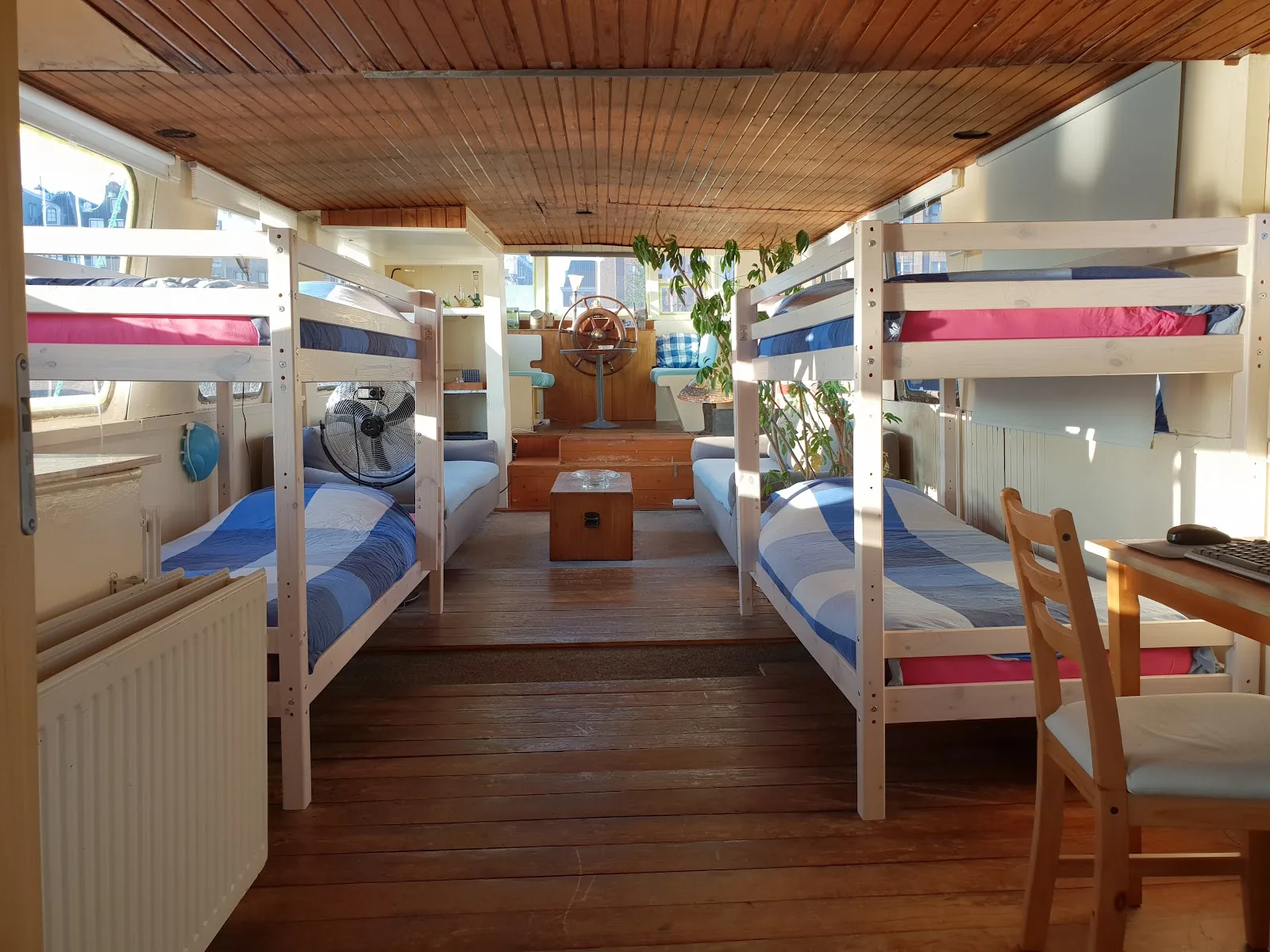 Beagle Houseboat – bed & breakfast in Amsterdam-Centrum (foto 1)