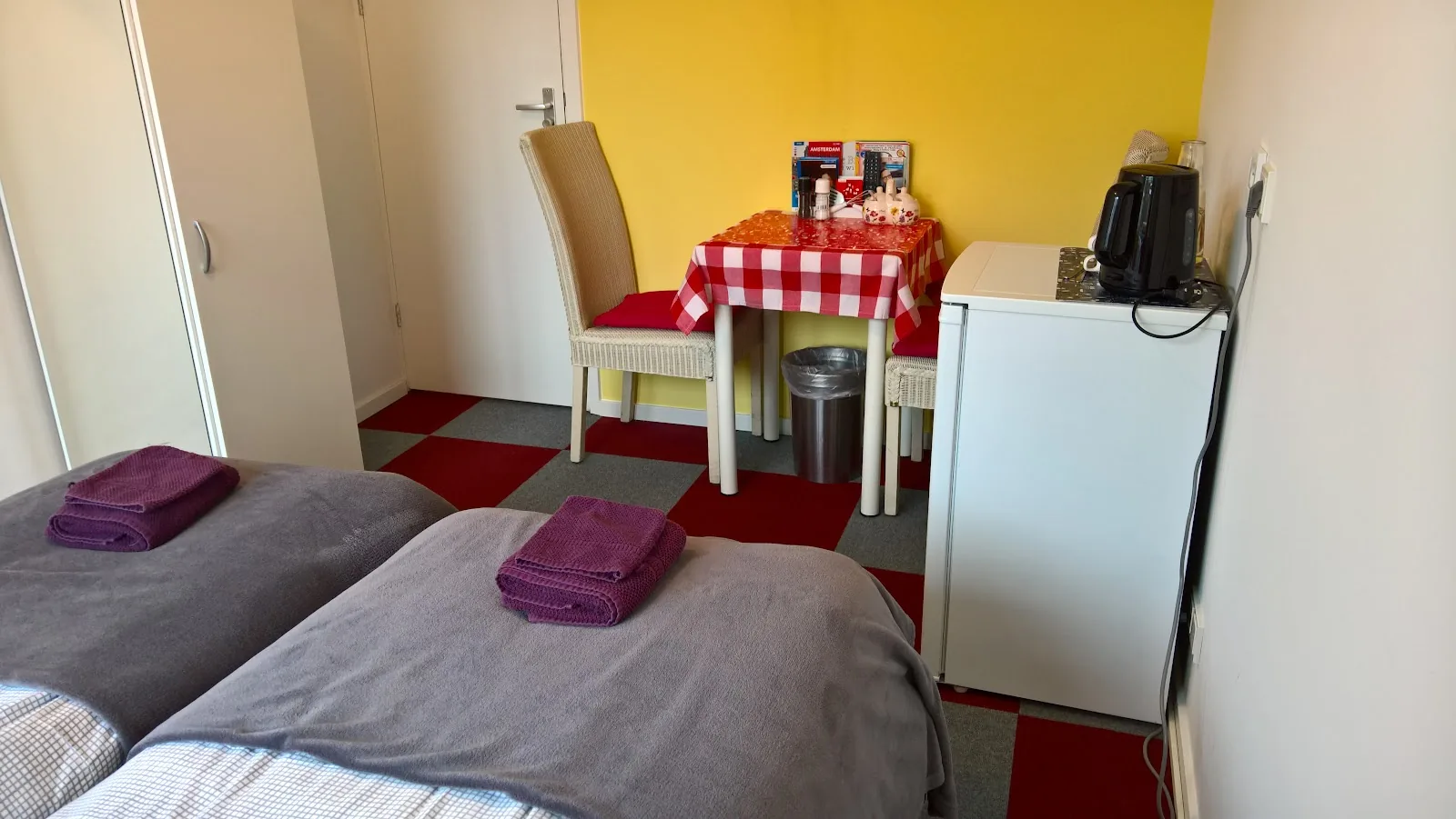 Bed and Breakfast Amsterdam Holy Dove and baggage storage E 5 per bag per day – bed & breakfast in Amsterdam (photo 1)