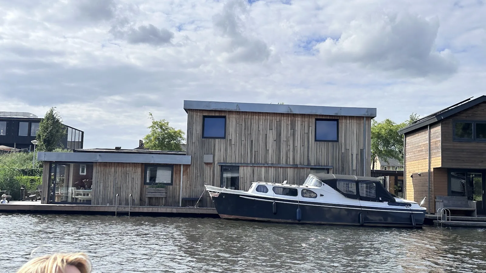 Houseboat Sloepdogg – bed & breakfast in Amsterdam-Noord