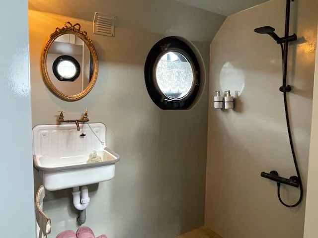 Houseboat Tante Piet 2 rooms, 2 baths – bed & breakfast in Amsterdam-Oost (foto 2)