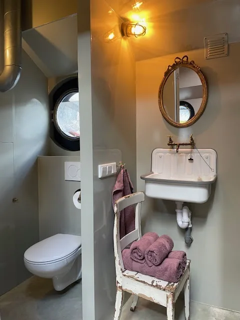 Houseboat Tante Piet 2 rooms, 2 baths – bed & breakfast in Amsterdam-Oost (foto 6)