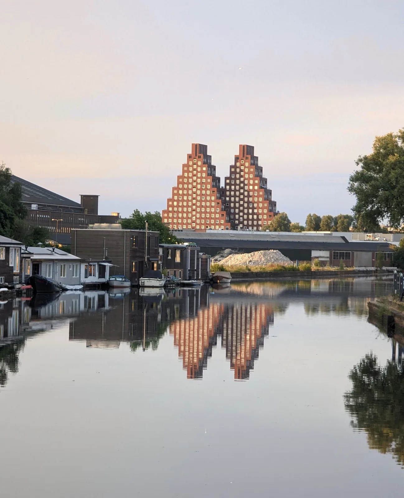 Houseboat Under The Mill – bed & breakfast in Amsterdam Oud-West