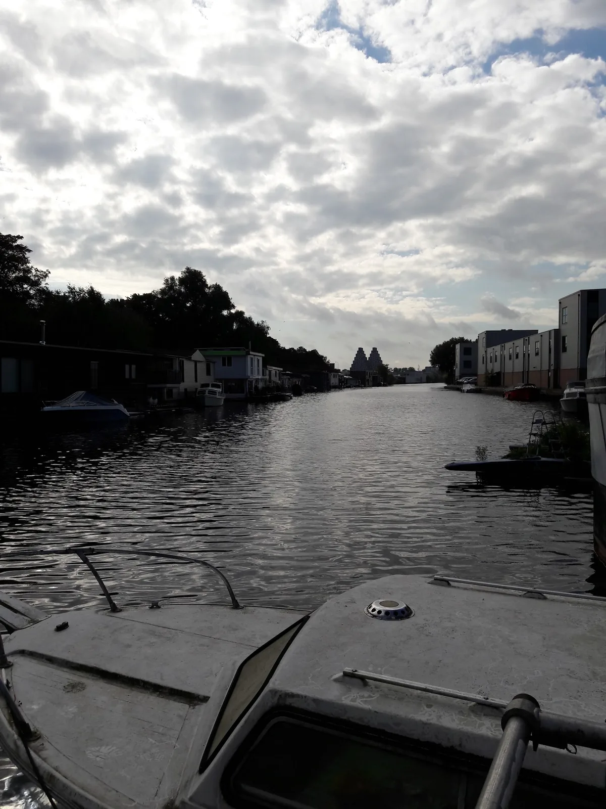 Houseboat Under The Mill – bed & breakfast in Amsterdam Oud-West (foto 3)