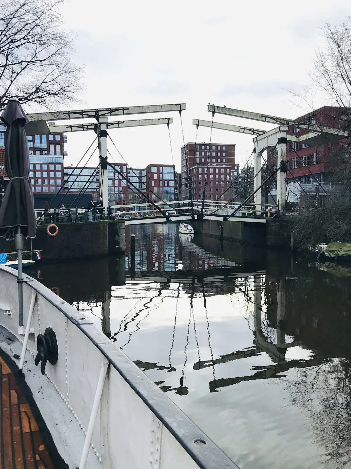 Houseboat 'Volle Maan' – bed & breakfast in Amsterdam Oud-West (foto 1)