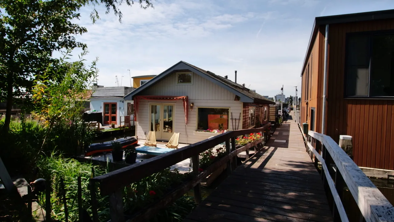 Woonboot B&B De Zeehond/Houseboat B&B the Seal – bed & breakfast in Amsterdam-Noord