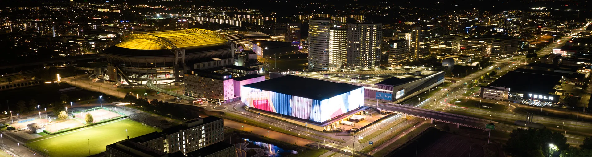 De Johan Cruijff ArenA en Ziggo Dome in Amsterdam bij avond