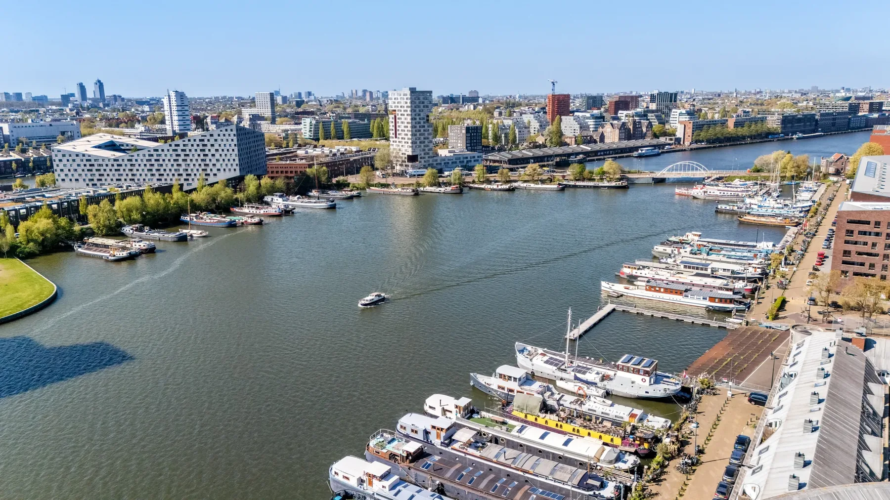 Rustige woonschepen aan het water in Amsterdam-Oost