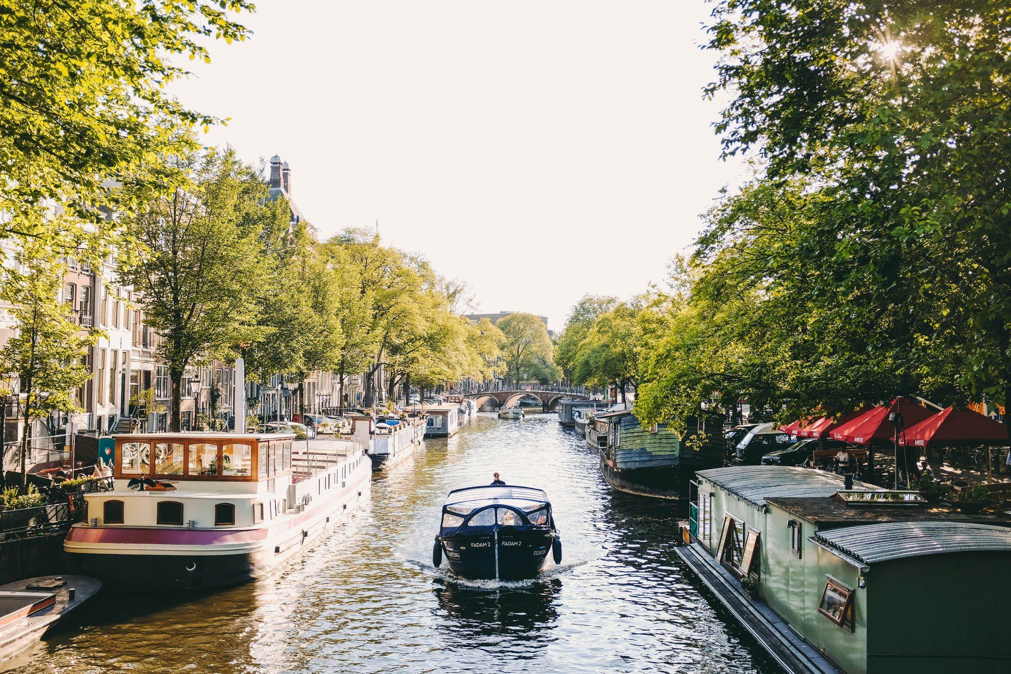Woonboten aan een Amsterdamse gracht